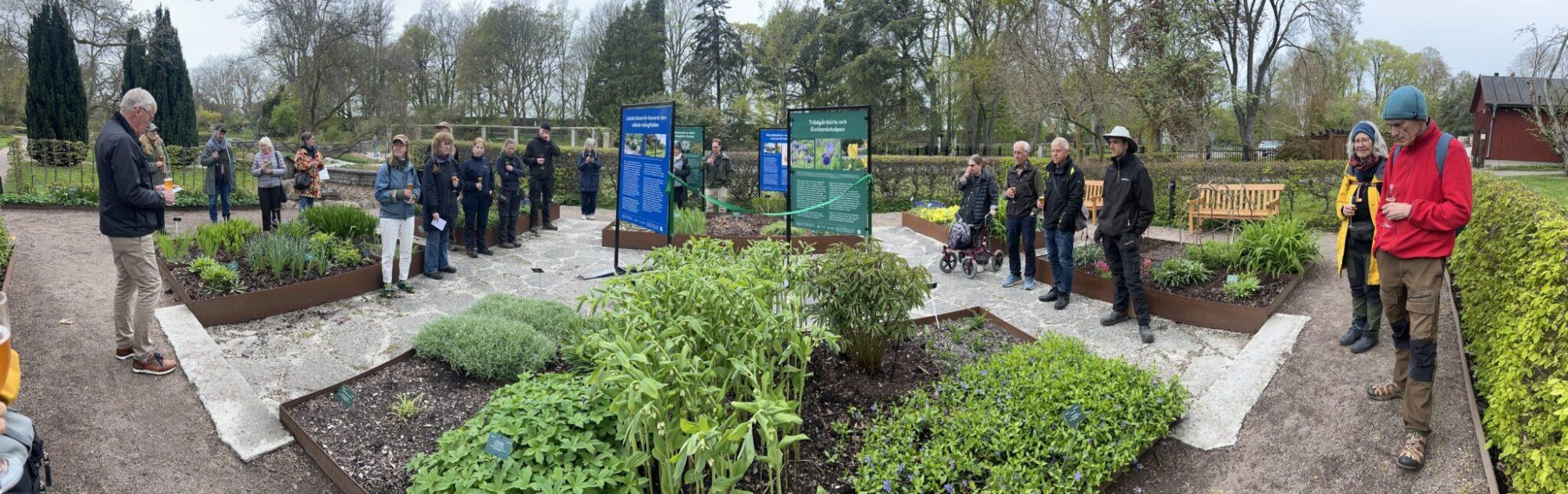 Invigning av vandringstutställning i DBWs botaniska trädgård