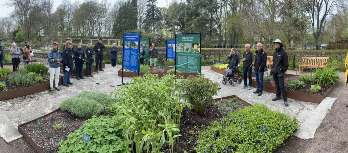 Invigning av vandringstutställning i DBWs botaniska trädgård